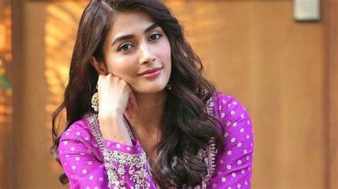 fan asks pooja hegde to share a ‘naked picture this is what she posted bollywood hindustan