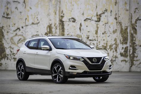 The hood has been completely redesigned with more graceful curves, while the front bumper juts out boldly. 2020 Nissan Rogue Sport: More Safety Features, Higher ...