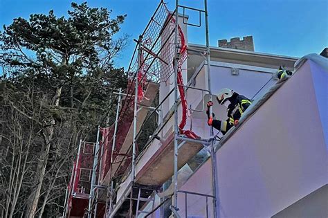 Zwei lenker sitzen innerhalb von 90 min. Sturm sorgte für mehrere Feuerwehreinsätze - noe.ORF.at