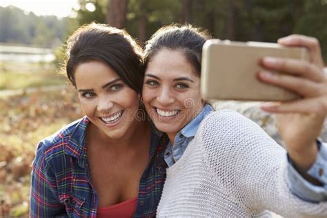 Couples Lesbiens Dans La Campagne Prenant Un Selfie Photo Stock Image Du Heureux Profil 79033576