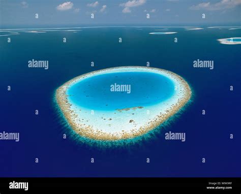 Vista Aérea De Los Atolones Y Arrecifes De Coral En Las Maldivas