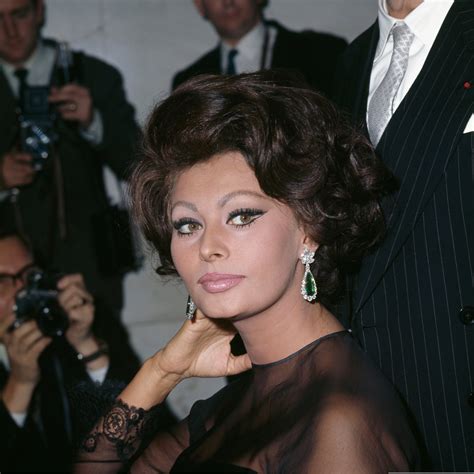 Actress Sophia Loren Steals Show In Stunning Black Dress At The Green