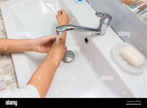 Das Kind Wäscht Seine Hände Bis Zu Den Ellbogen Im Waschbecken Im Bad