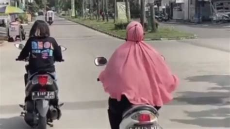 Momen Emak Emak Sein Kanan Malah Belok Kiri Nyaris Diseruduk Pemotor