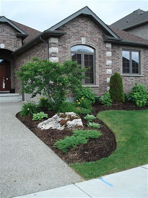 Your front of house landscaping speaks to both the general appearance and the condition of your home, and it can have a very big impact on its value. 45 Best and Cheap Simple Front Yard Landscaping Ideas 35 - HomEnthusiastic