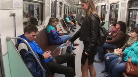 تصرف غير متوقع من فتاة حسناء تجاه من يجلسون في مترو الأنفاق بطريقة خاطئة فيديو
