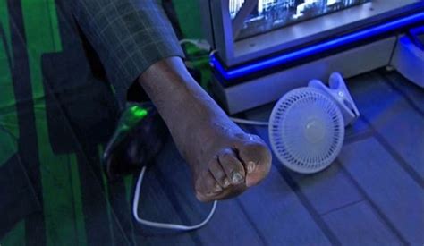 Shaq Shows Off His Feet Nasty Toes Internet Goes Crazy Larry Brown