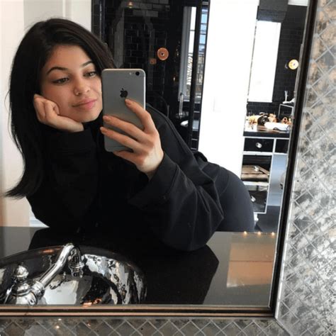 Kylie Jenners Latest Instagram Selfie Stirs Up Pregnancy Rumors