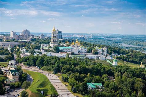 عاصمة أوكرانيا ومركز منطقة كييف هي مدينة كييف التي تمتد على مسافة 35 كيلومترا من الشرق الى الغرب و 42 كيلومترا من الشمال إلى الجنوب على طول الضفاف الرائعية للدنيبر. ماهي عاصمة اوكرانيا - المسافرون الى اوروبا