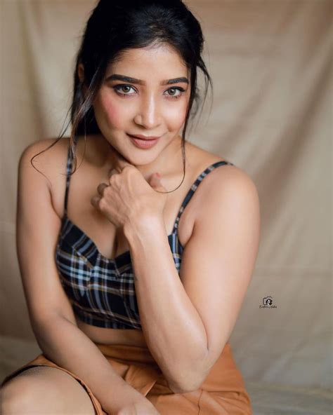 Sakshi Agarwal Hot Pictures Show Off Her Voluptuous Body