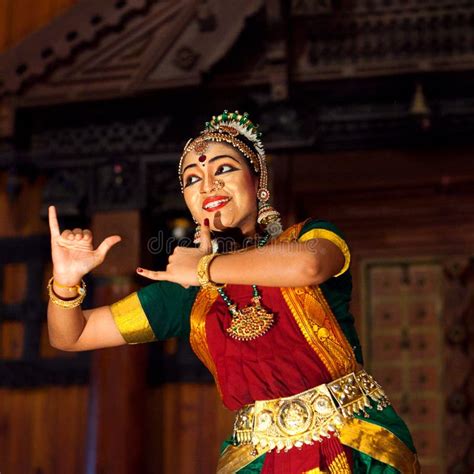 belle fille indienne dansant la danse de mohinyattam photo stock éditorial image du vêtements