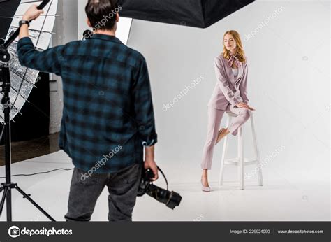 Back View Photographer Holding Camera Model Posing Studio — Stock Photo