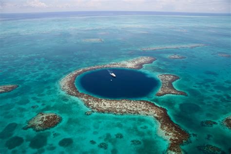 The Great Blue Hole Located Just 100 Kilometers Wanderologie