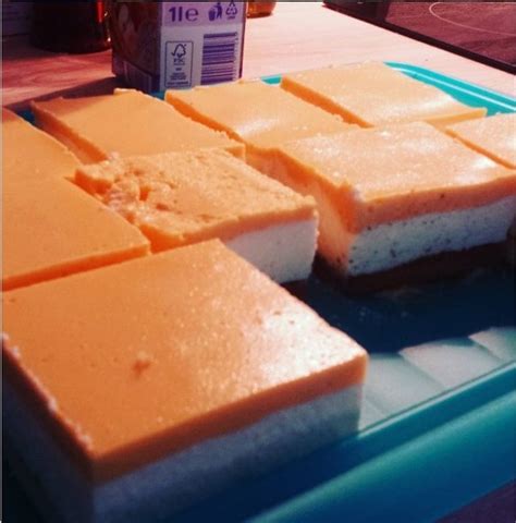 Sahne mit den schneebesen des handrührgeräts steif schlagen. Unsere Rezeptsammlung: Buttermilch-Sahne Kuchen
