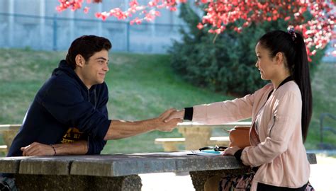 Ela também faz parte da cena em que eles estão viajando no ônibus! Curiosidades de "Para Todos os Garotos que já Amei": 5 ...