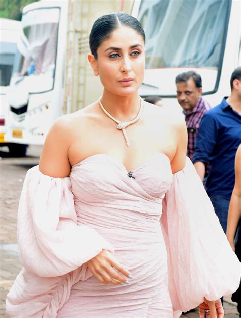 photo gallery kareena kapoor khan looks gorgeous in a pink off shoulder gown news zee news