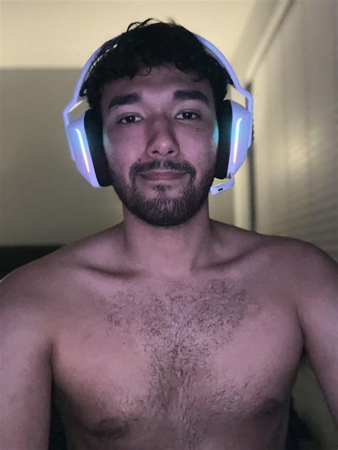 Trying To Be A Cute Hairy Fit Gaymer 👾 Rgaybrosgonemild