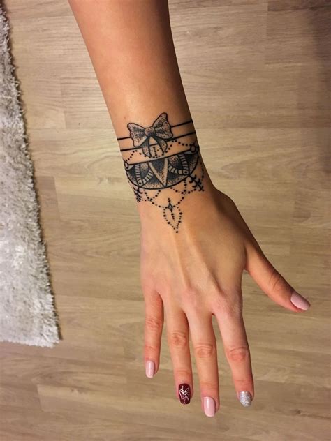Zlaté a stříbrné tetování na ruku jemně doplněny černou ve formě různých náramků a řetízků. Idea by Libuše Mrvová on Tetování | Tetování na ruku ...