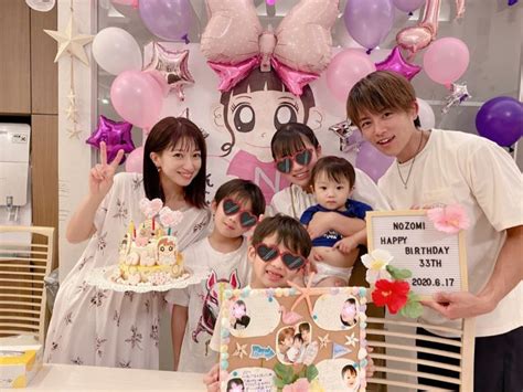 辻希美、髪色をダークカラーにチェンジした誕生日の家族6shotを公開「愛がいっぱい」 E Talentbank Coltd