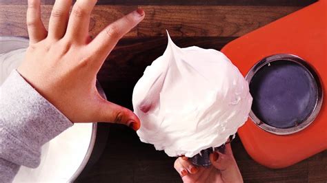 First, a pavlova is a meringue, and it is important when making any meringue that the egg whites reach maximum volume, so make sure your mixing bowl and whisk are clean and free of grease. Tips penyediaan meringue pavlova best dari Cik Ain - YouTube