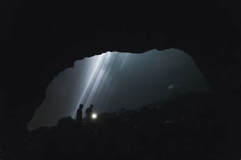 Dos Personas Caminando En La Cueva De Jomblan En El Fondo De Los Rayos