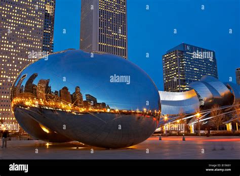 Night Chicago Illinois The Bean Sculpture Reflect Skyline Millennium