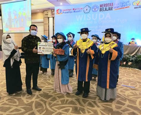 Pemberian Hadiah Kepada Wisudawan Terbaik Dari Bprs Bandar Lampung