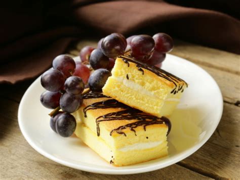 La vera crema chantilly, nella versione francese e italiana, ideale per decorare torte, riempire bignè e farcire pan di spagna. Merende per la scuola, le tortine di pan di spagna farcite ...