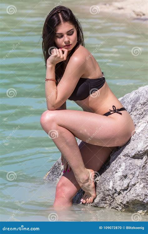 Sexy Frau Im Bikini Auf Seehintergrund Stockfoto Bild Von Strand