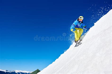 Femme Sexy Skier En Bikini Et En Snowboardeur Homme Avec Torse Nu Sur