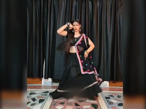 Trending Video Desi Bhabhi Bold Dance Steps Set Internet On Fire Watch Sexy Hot Dance Video