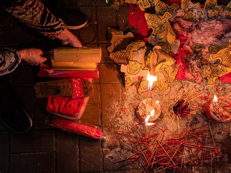 Photos: Hong Kong’s ‘villain hitting’ ritual draws crowds | Gallery