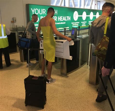 20 Unexpected Airport Sightings That May Make You Chuckle Funny Airport Hilarious Best