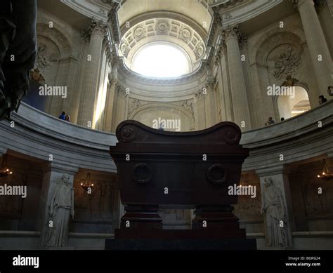 Red Quartzite Tomb Of Napoleon Bonaparte Église Du Dôme Aka Saint