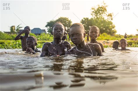 Grupo desnudo de niños africanos Fotos de mujeres