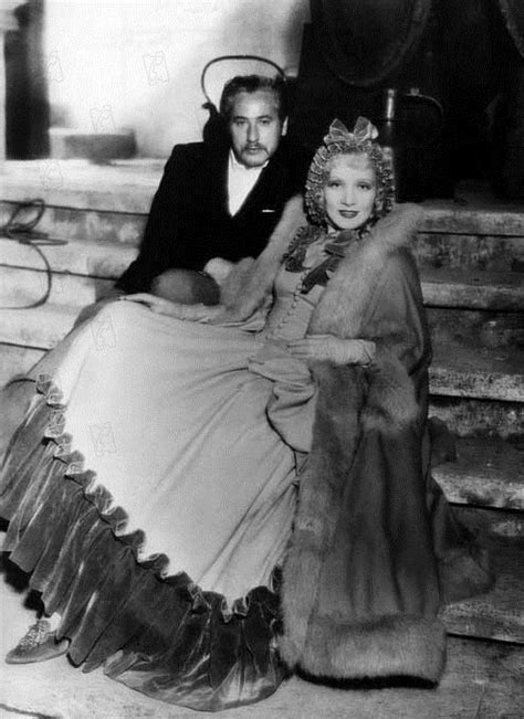 Dietrich's father, ludwig dietrich, a royal prussian police officer, died when she was very young, and her mother remarried a cavalry officer, edouard von losch. Bild zu Nicholas Josef Von Sternberg - Die große Zarin ...
