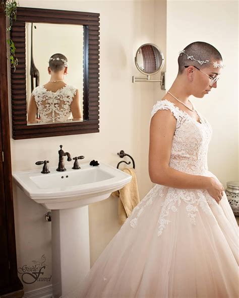 Bride With Shaved Head Bald Woman In Wedding Dress Kahle Frauen Kurzhaarfrisuren Damen