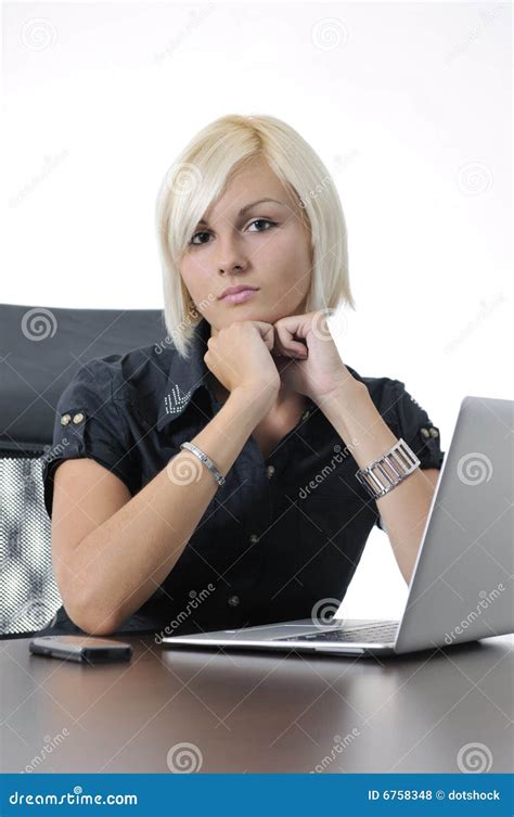 Mulher De Negócio Nova Que Trabalha No Escritório No Portátil Foto De Stock Imagem De