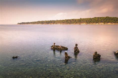 L'acqua sarà pronta dopo pochi minuti. La Linea Costiera Incontaminata E L'acqua Cristallina Dell ...
