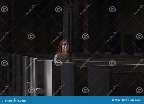 la jeune belle fille rousse seule s assied dans l église priant à image stock image du