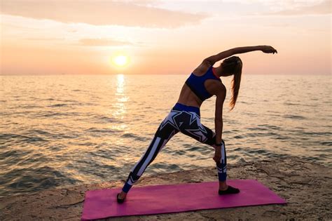 Yoga Al Amanecer Vista Posterior De Mujer Deportiva Haciendo Ejercicios