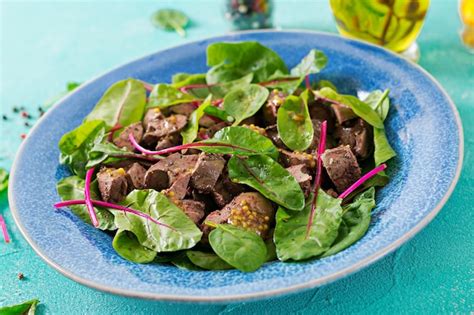 Ensalada De Hígado De Pollo Y Hojas De Espinacas Y Acelgas Foto Premium