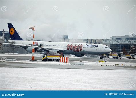 Lufthansa Airbus A340 600 D Aihz Doing Taxi Munich Airportwinter Time