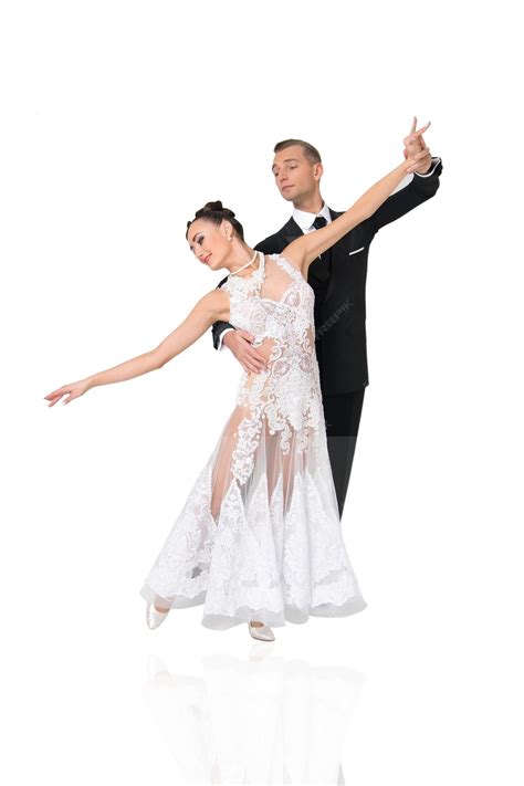 흰색 배경에 고립 된 댄스 포즈에서 아름 다운 볼룸 댄스 커플 왈츠 탱고 슬로우폭스 퀵스텝을 추는 관능적인 전문 댄서들