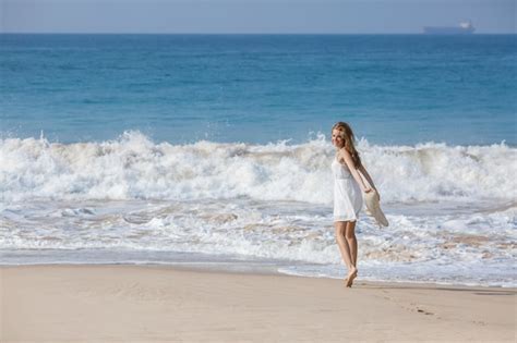 Premium Photo Summer Holiday Fashion Concept Tanning Woman Wearing Sun Hat At The Beach On A