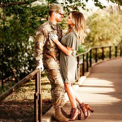 Pin By Scarlettlalinda On Army In 2020 Military Couple Photography Military Engagement Photos
