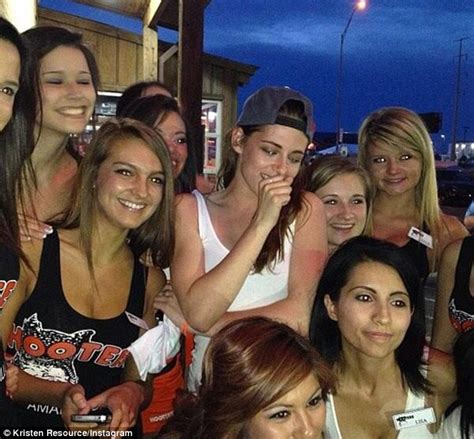 Kristen Stewart Poses With Hooters Waitresses As She Dines Out In Lone