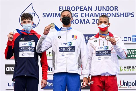 Still only 16, romanian david popovici is already the fastest swimmer aged 18 and under in the history of the men's 100 freestyle. Video Record mondial pentru înotătorul român David ...