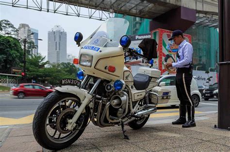 The name of the street where the kl city traffic police station stands is itself a crash victim. Video Pemandu Rempuh Polis Trafik