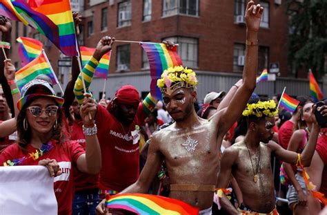 New York des milliers de personnes défilent pour la Gay Pride Le